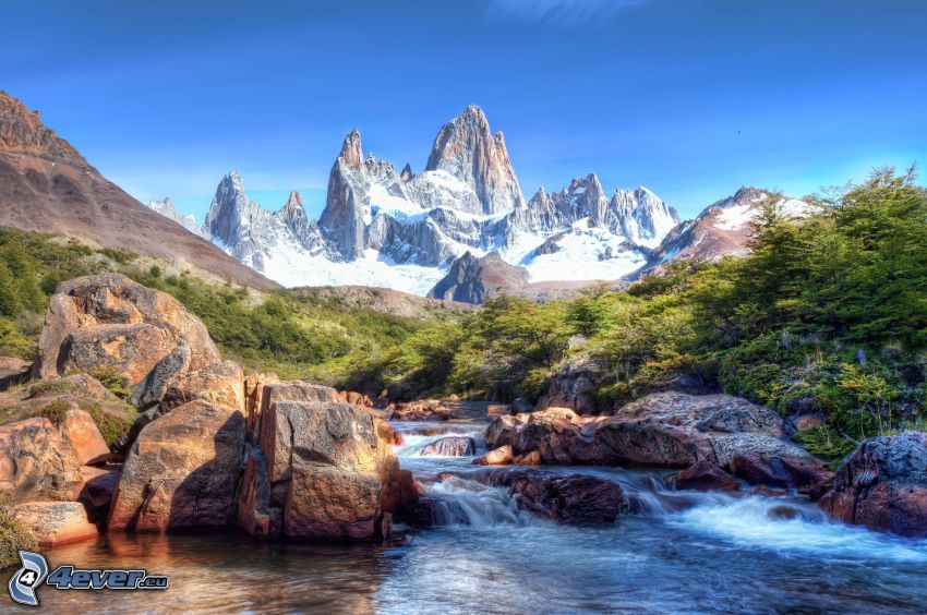 schneebedeckte Berge, Felsen, Fluss, Argentinien