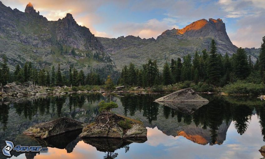 See, felsige Berge, Felsen, Nadelbäume, Spiegelung