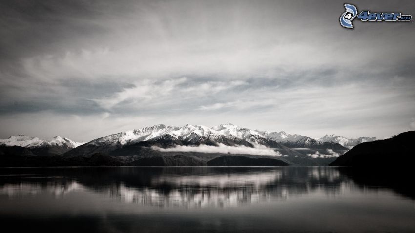 See, schneebedeckte Berge, Spiegelung, schwarzweiß