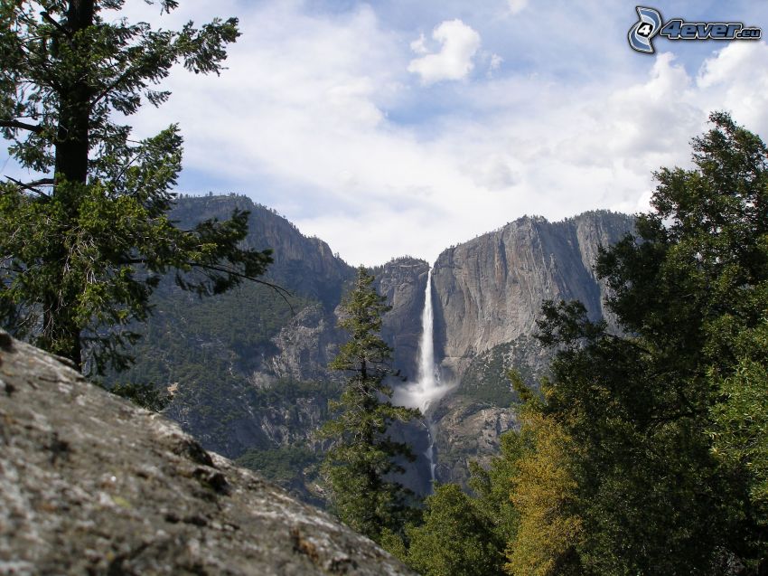 Wasserfall im Yosemite-Nationalpark, riesiger Wasserfall, Aussicht, Bäume, felsige Berge