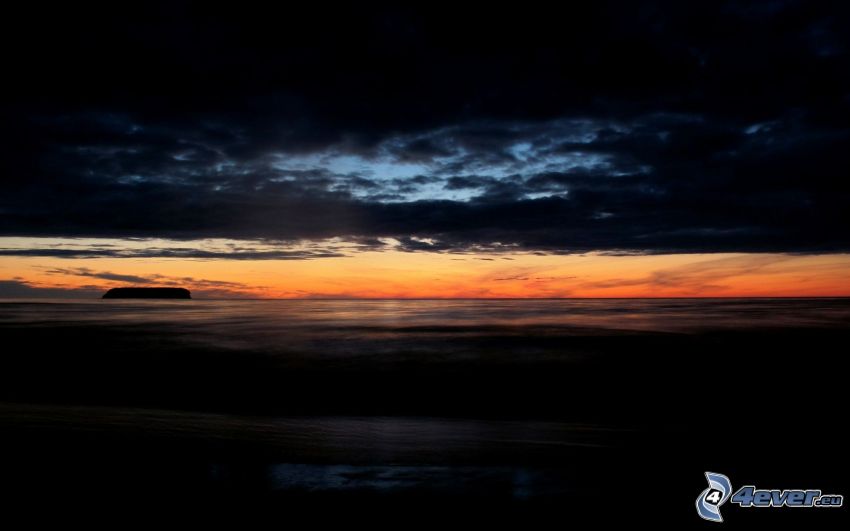 dunkle Wolken über dem Meer