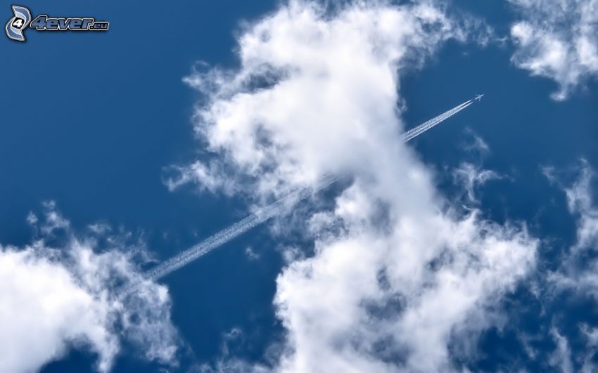 Flugzeug in den Wolken, kondensstreifen