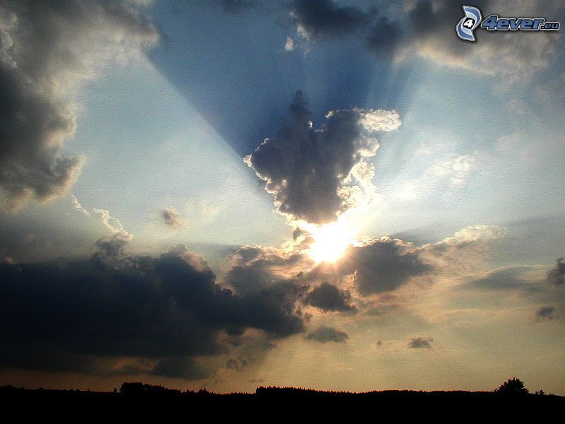 Sonnenstrahlen hinter der Wolke, Silhouette des Horizonts