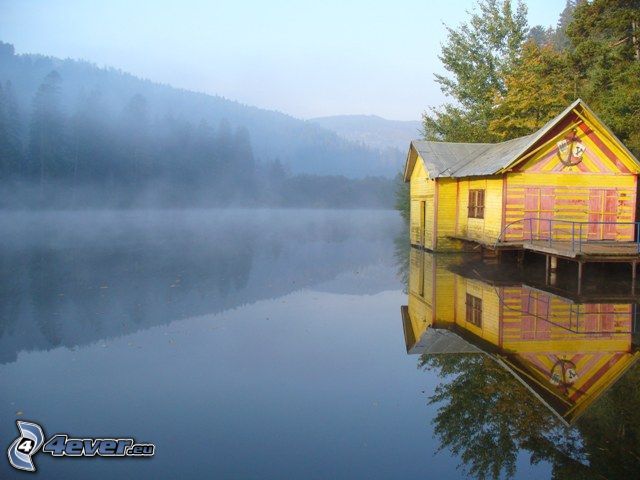 Haus auf dem Wasser, Berge, Wald, Nebel über dem See