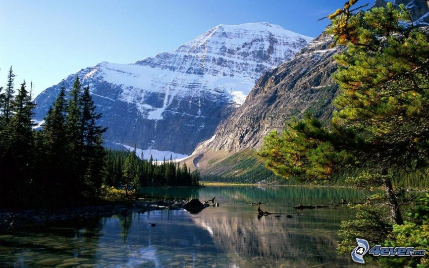 Jasper-Nationalpark, felsige Berge, Nadelwald, Fluss, ruhige Wasseroberfläche, See