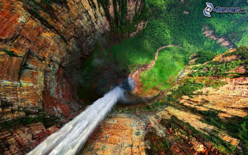 riesiger Wasserfall, Felsen