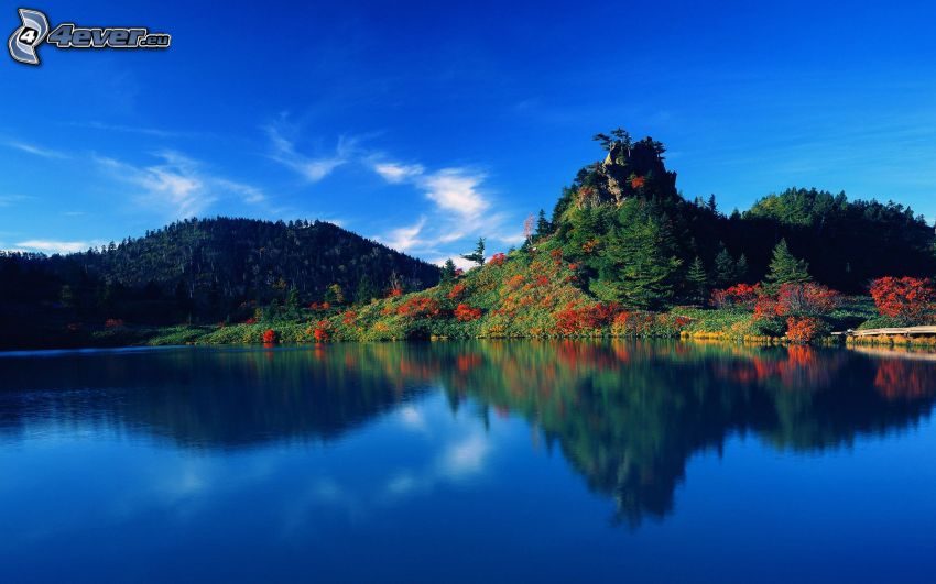 See, bunter Wald, Hügel, ruhige Wasseroberfläche, Japan