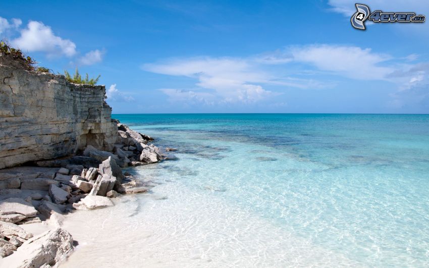 azurblaues Meer, felsige Küste