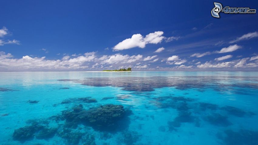azurblaues Meer, Insel, Wolken, Meeresboden