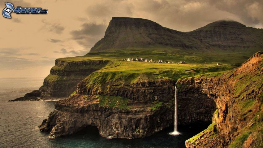 Färöer, felsige Küste, Küstenriffe, Wasserfall, Grün, Meer