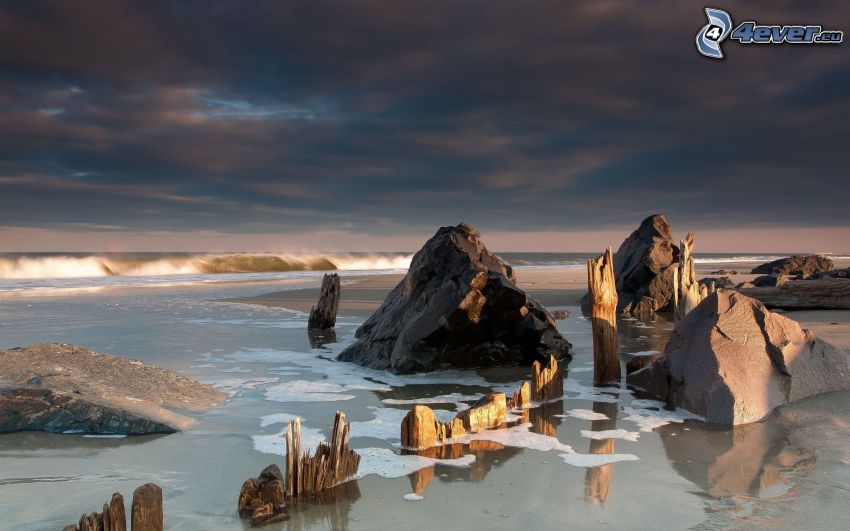 Felsen im Meer, Holz, Wolken