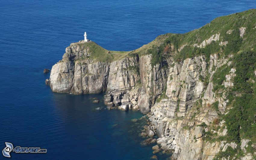Leuchtturm auf der Klippe, felsige Küste, Meer