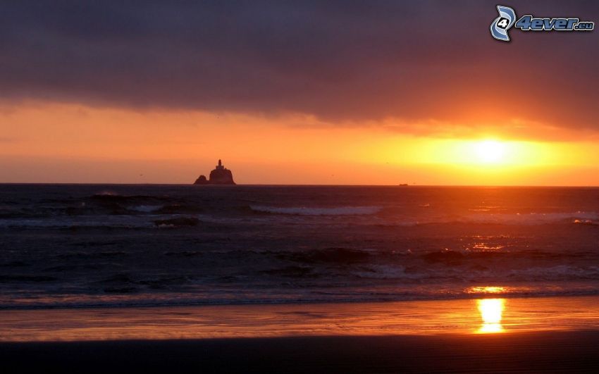 Sonnenuntergang auf dem Meer, Leuchtturm auf der Insel