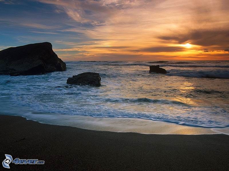 Sonnenuntergang auf dem steinigen Strand, Wellen an der Küste, Meer