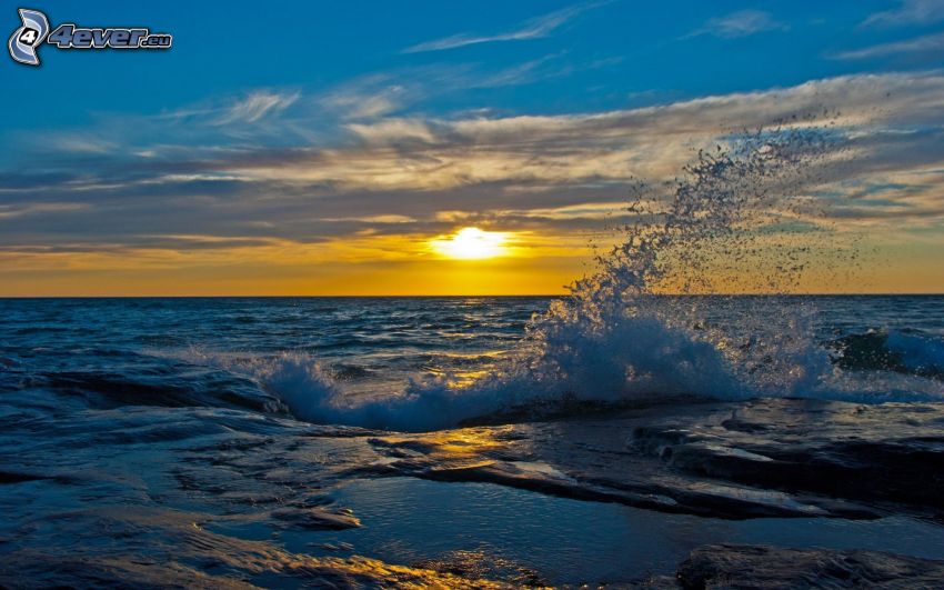 Sonnenuntergang über dem Meer, Welle