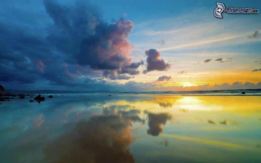 Sonnenuntergang über dem Meer, Wolken