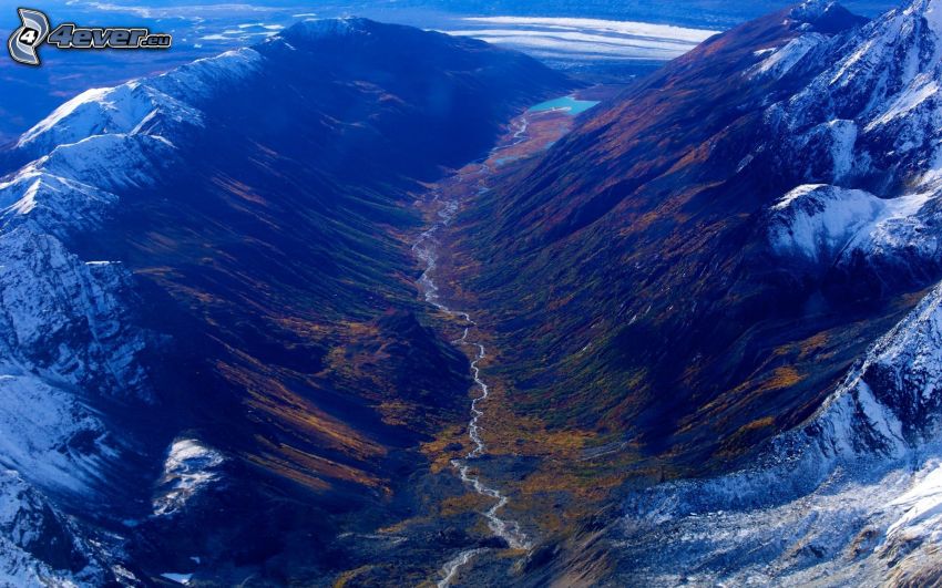 Nationaler Park Denali, Schlucht, Fluss, schneebedeckte Berge