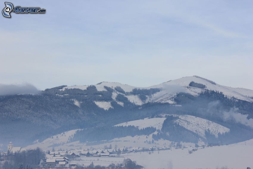 Niedere Tatra, Polomka, Slowakei, schneebedeckte Berge, schneebedecktes Dorf