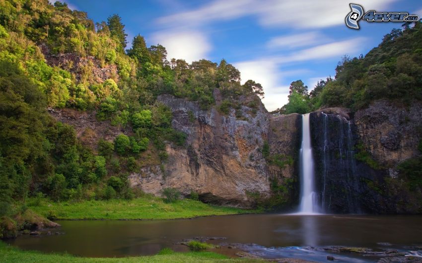 riesiger Wasserfall, Felsen, Baum, See