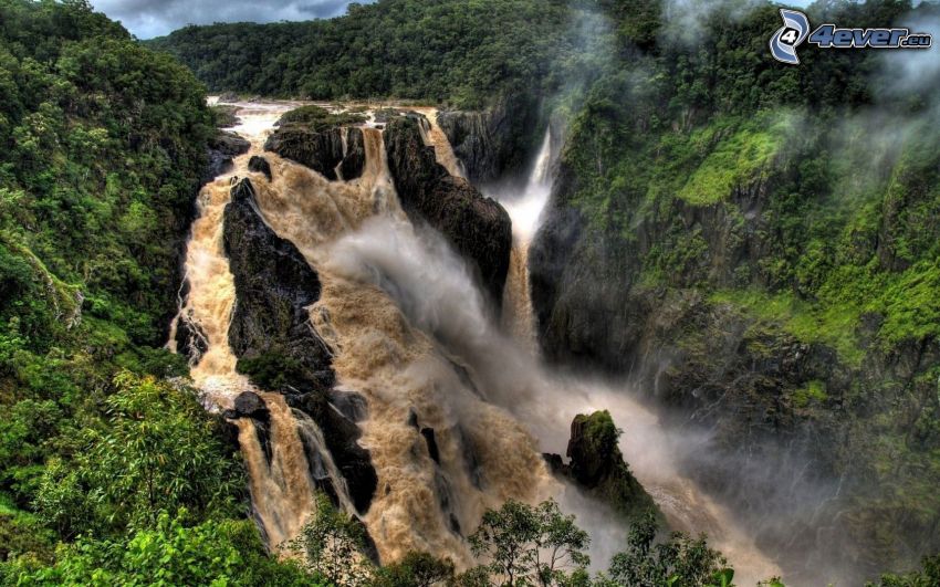 riesiger Wasserfall, Felsen