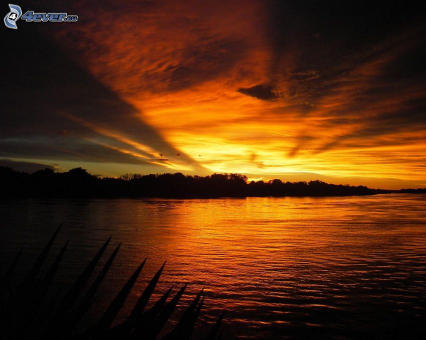 Sonnenuntergang über dem Fluss, Abendrot