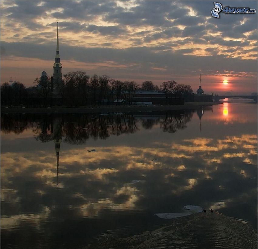 Sonnenuntergang über dem Fluss, Kirche, Wolken