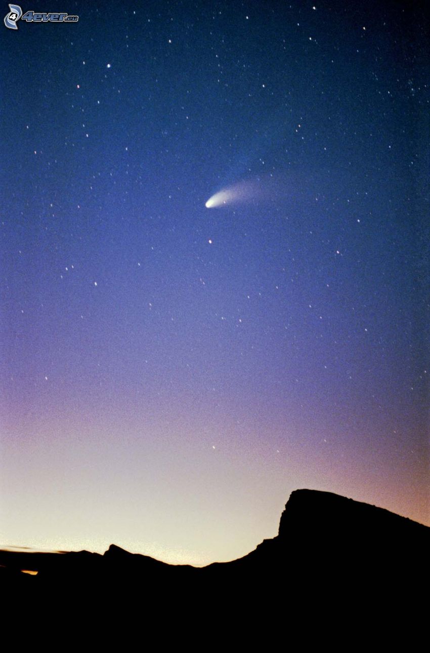 Komet, Silhouette des Horizonts, Sterne