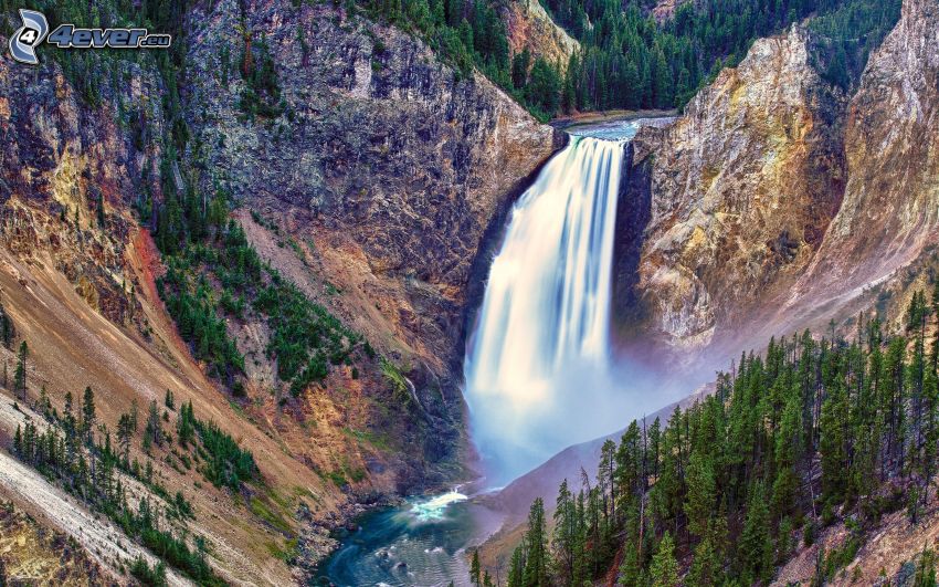 Yellowstone-Nationalpark, riesiger Wasserfall, Felsen