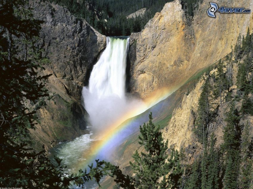 Yellowstone-Nationalpark, Wasserfall, Regenbogen, felsige Berge