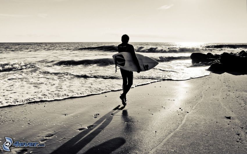 Mann mit Surfbrett, Meer, Strand