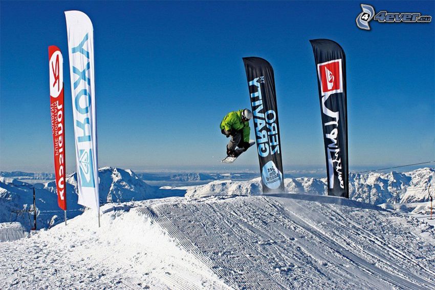 Snowboard-Sprung, Flaggen, Akrobatik, schneebedeckte Berge