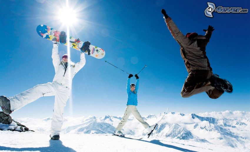 Snowboarders, Sprung, schneebedeckte Berge