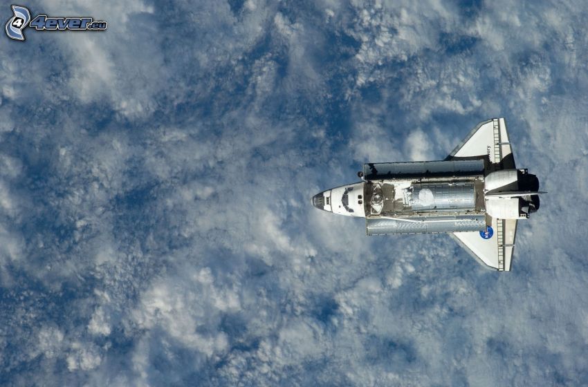 Space Shuttle Discovery, über den Wolken