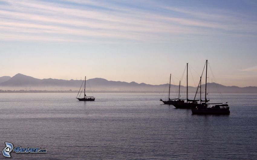 Boot auf dem Meer, Berge