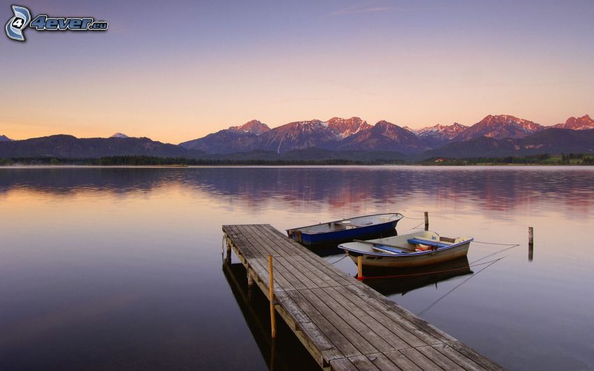 Holzsteg, Boote in der Nähe der Küste, Berge