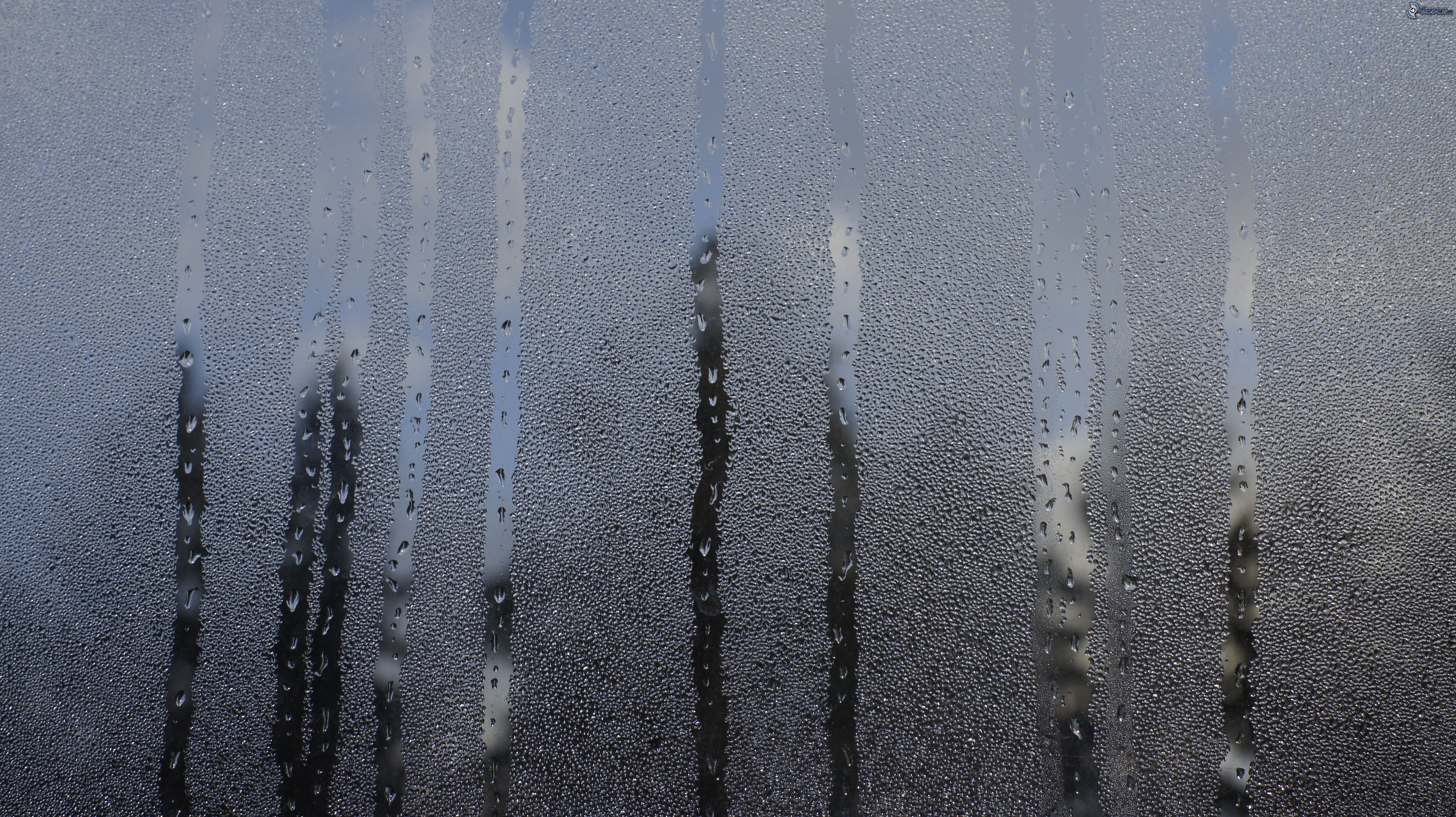 Следы дождя на мокрых стеклах