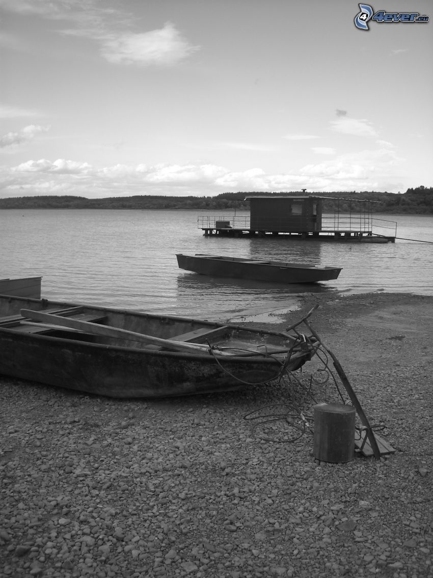 båtar vid strand, båtar, sjö, svartvitt foto