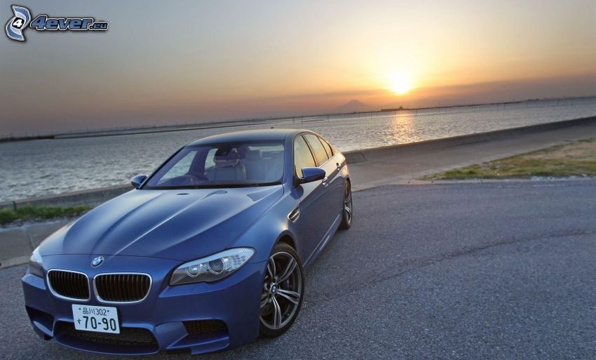 BMW 5, solnedgång över havet
