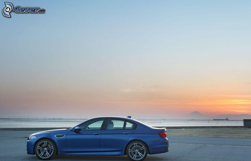 BMW M5, sjö, kvällshimmel
