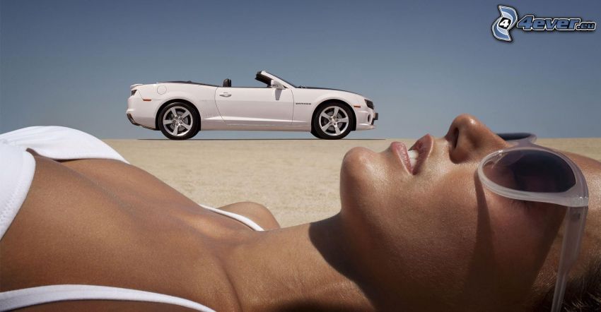 Chevrolet Camaro, cabriolet, kvinna i baddräkt, solglasögon