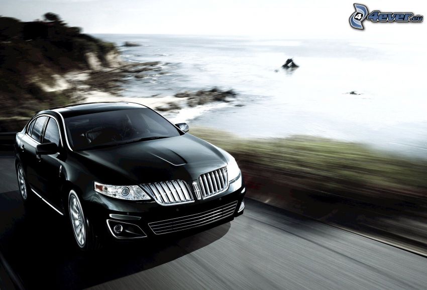 Lincoln MKS, hav, klippor vid kusten, fart