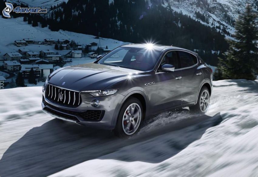 Maserati Levante, snöigt landskap, by