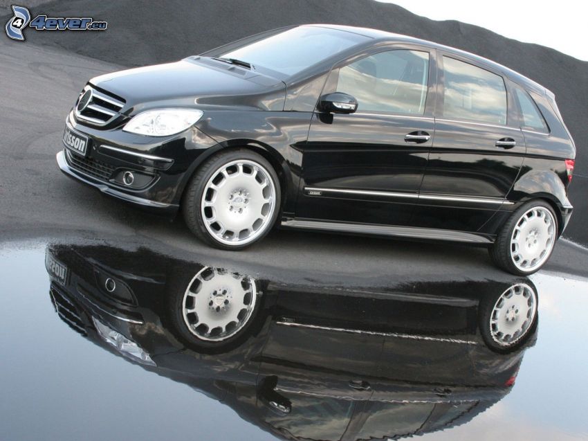 Mercedes-Benz B, vattenpöl, spegling