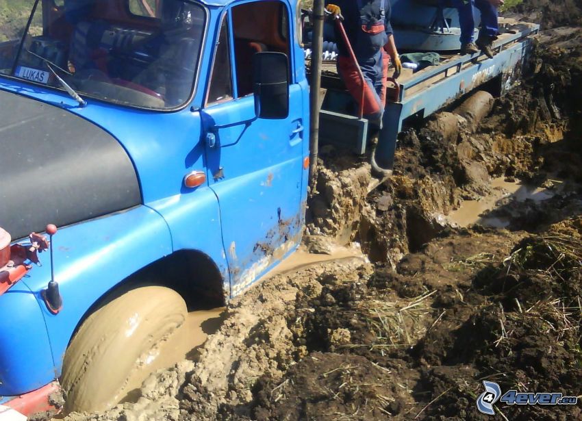 Tatra 148, fastkörning, lera