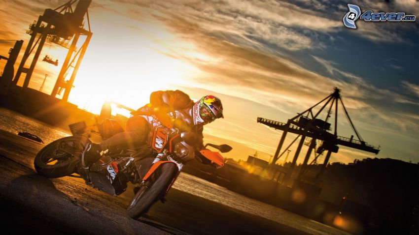 KTM duke 125, motorcykelförare, drifting, solnedgång i hamnen