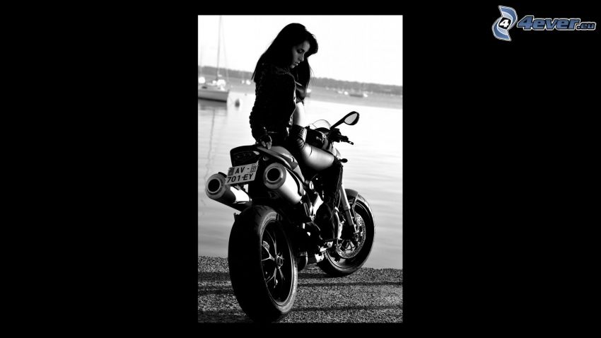 kvinna på motorcykel