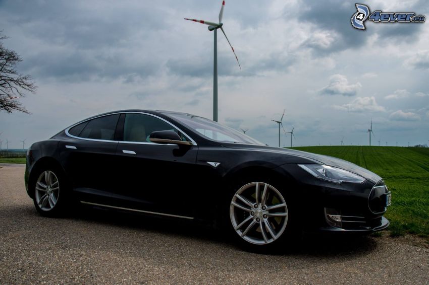 Tesla Model S, vindkraftsverk, mörka moln