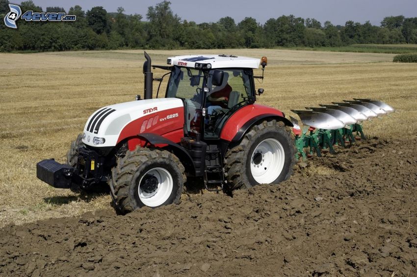 traktor på fält, jord, plöjning