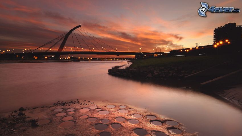flod, modern bro, kväll
