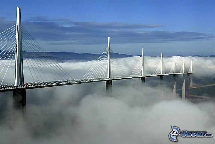 Millau Viaduct i dimma, motorvägsbro, Frankrike
